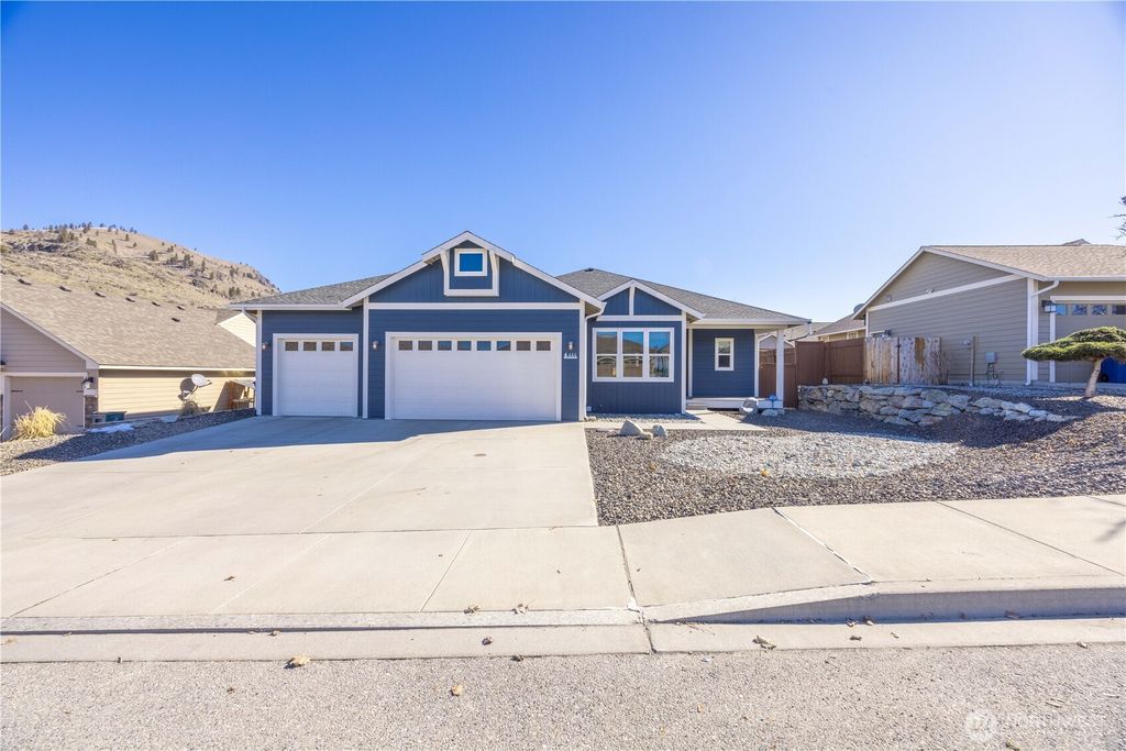 Photo of 444 Hilltop Place, Chelan, WA 98816 (MLS # 2486106)