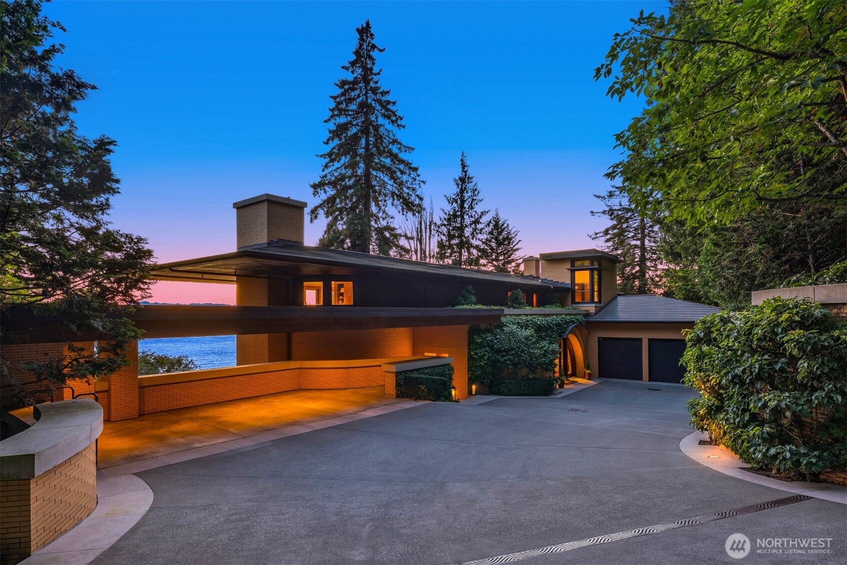 415 Shoreland Drive SE