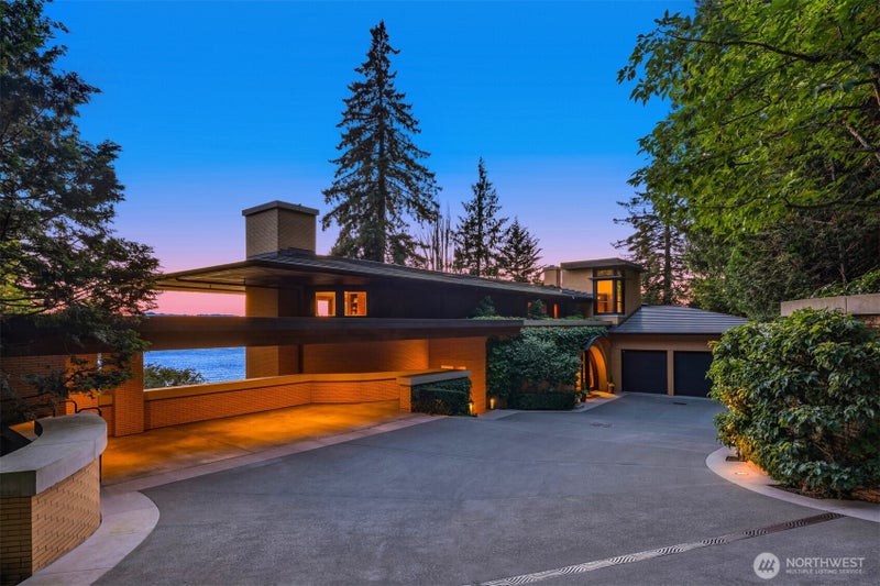 415 Shoreland Drive SE