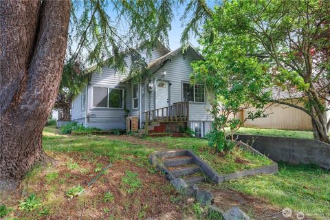 Photo of 1921 Garfield Avenue, Raymond, WA 98577 (MLS # 2412853)
