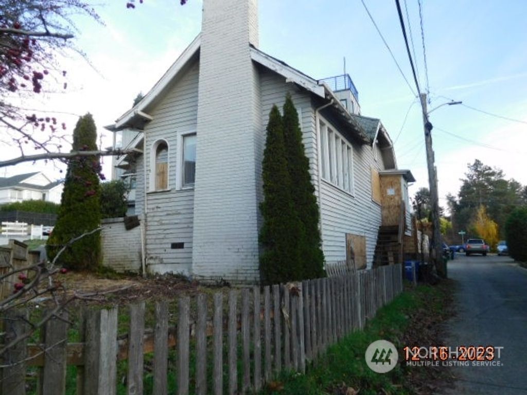 Photo of 7500 4th Avenue NE, Seattle, WA 98115 (MLS # 2186901)
