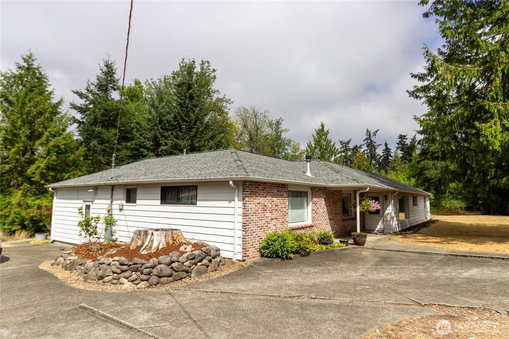 Photo of 15522 38th Avenue E, Tacoma, WA 98446 (MLS # 2567397)
