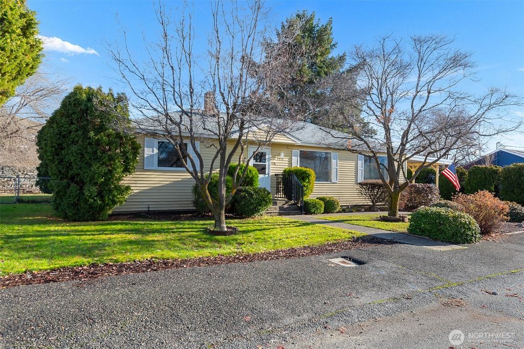 Photo of 2213 N Ashland Ave Ave, East Wenatchee, WA 98802 (MLS # 2465425)