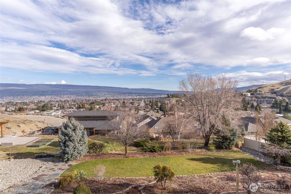 Photo of 735 Castle Heights Drive, Wenatchee, WA 98801 (MLS # 2478700)