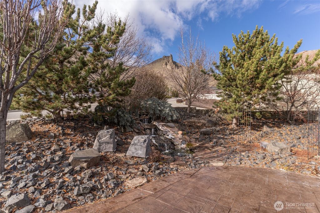 Photo of 735 Castle Heights Drive, Wenatchee, WA 98801 (MLS # 2478700)
