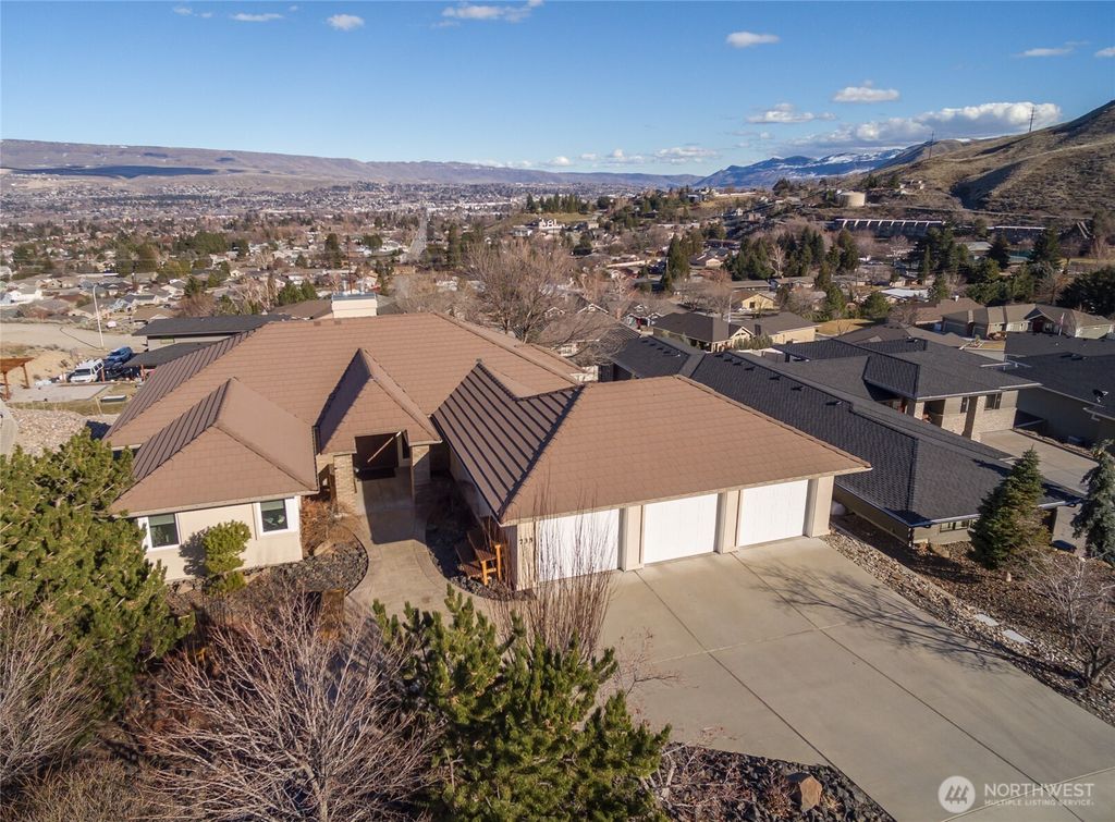 Photo of 735 Castle Heights Drive, Wenatchee, WA 98801 (MLS # 2478700)