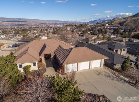 Photo of 735 Castle Heights Drive, Wenatchee, WA 98801 (MLS # 2478700)
