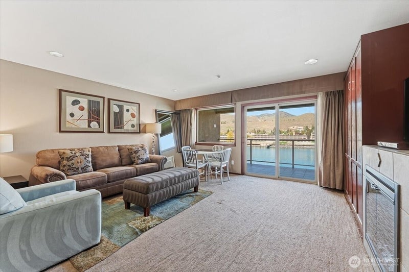 322 W Woodin Avenue 643