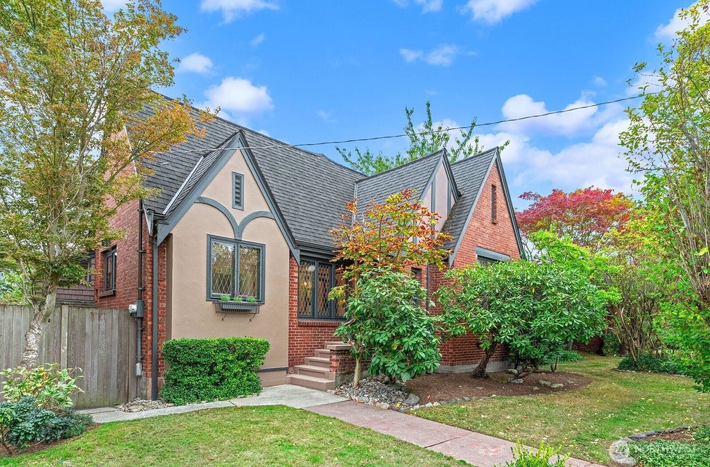 Photo of 825 NW 57th Street, Seattle, WA 98107 (MLS # 2588981)