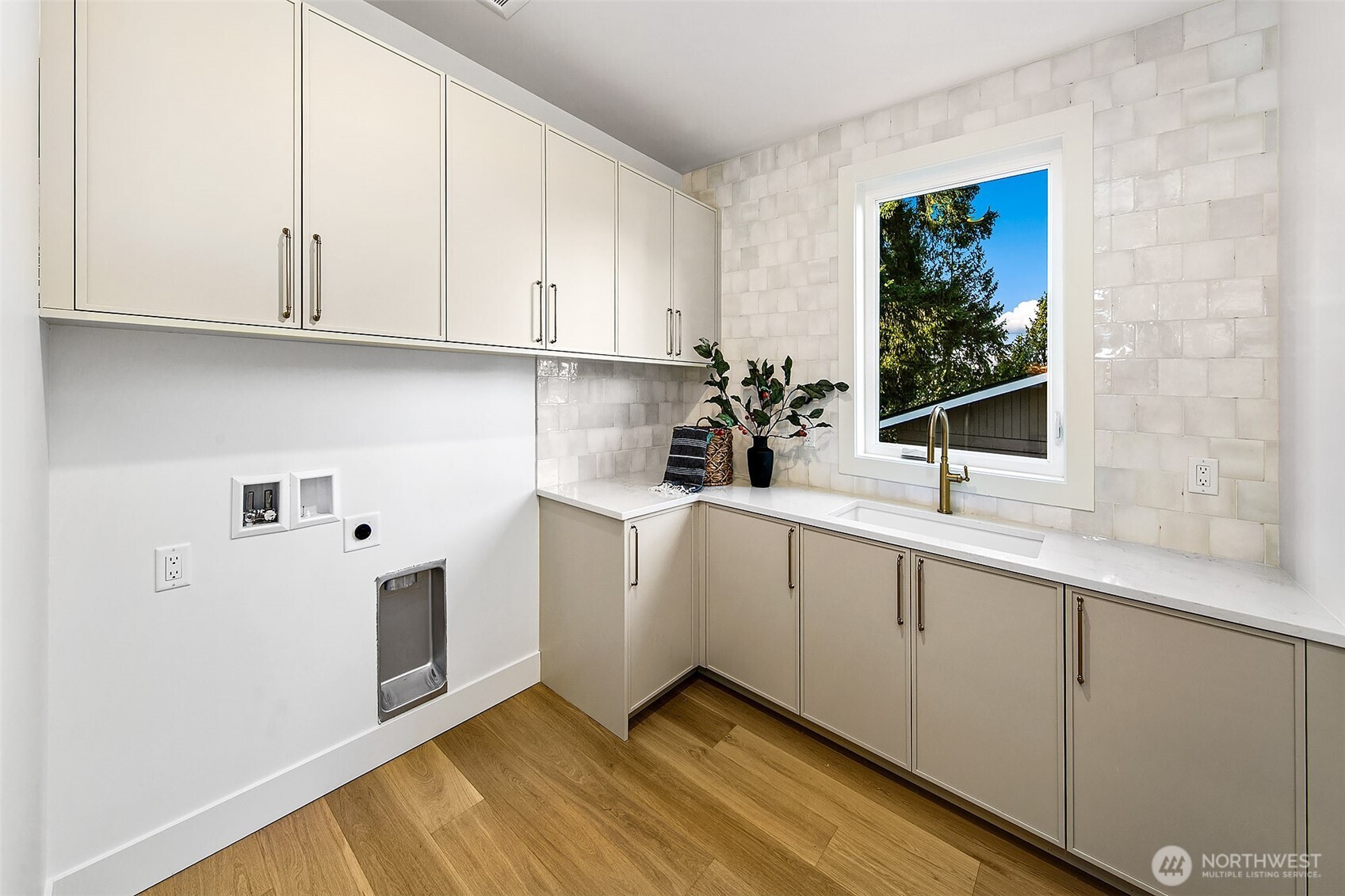 Kirkland, Washington 98033, United States, 4 Bedrooms Bedrooms, ,4 BathroomsBathrooms,Residential,Active,104886