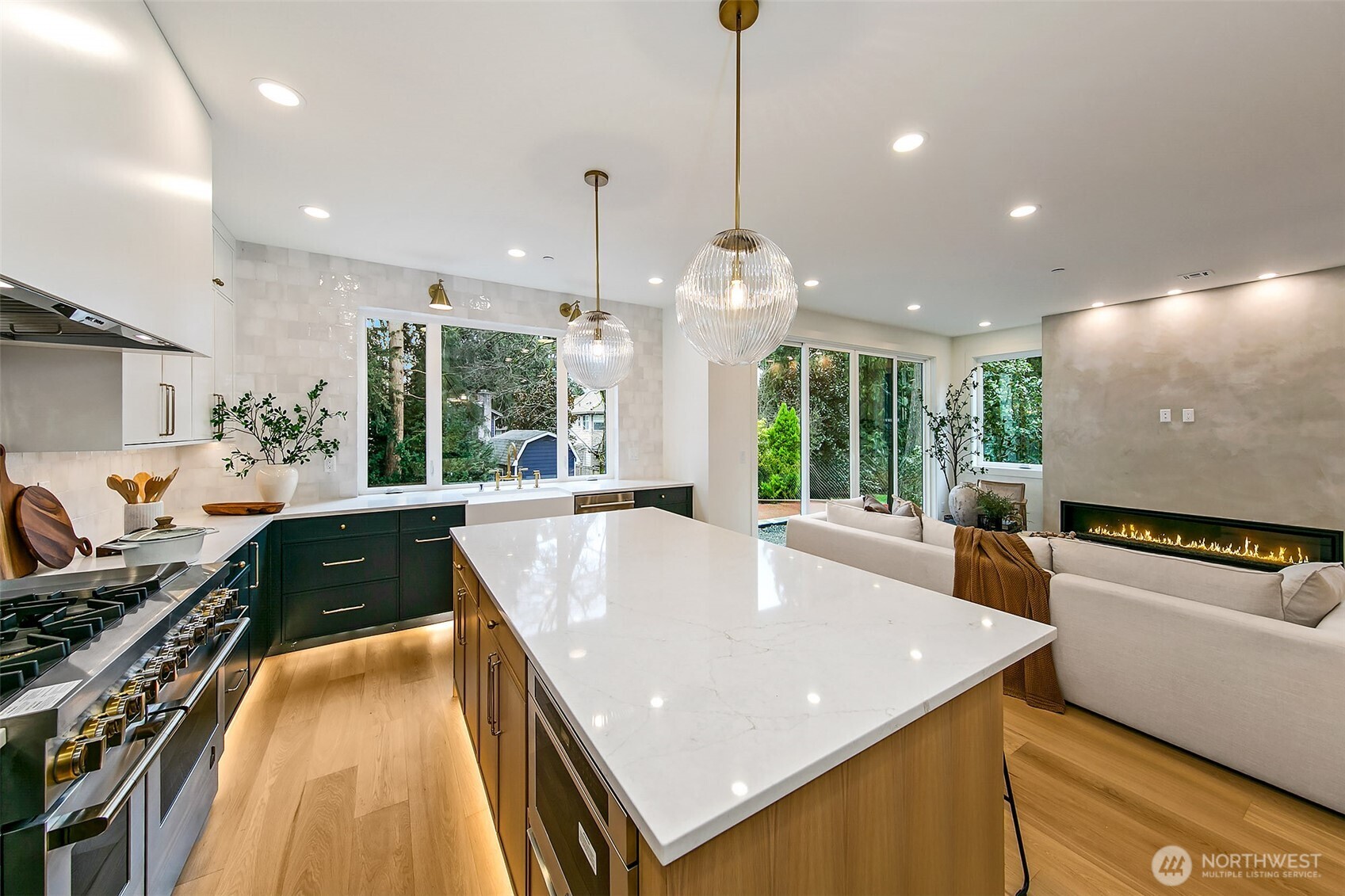 Kirkland, Washington 98033, United States, 4 Bedrooms Bedrooms, ,4 BathroomsBathrooms,Residential,Active,104886