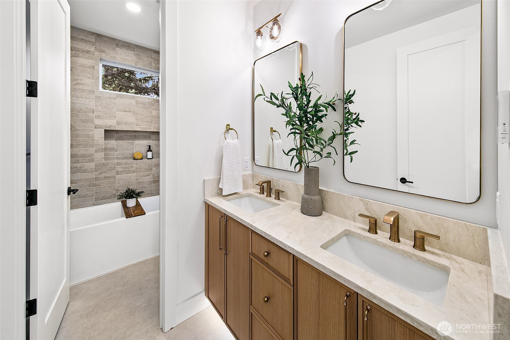 Kirkland, Washington 98033, United States, 4 Bedrooms Bedrooms, ,4 BathroomsBathrooms,Residential,Active,104886