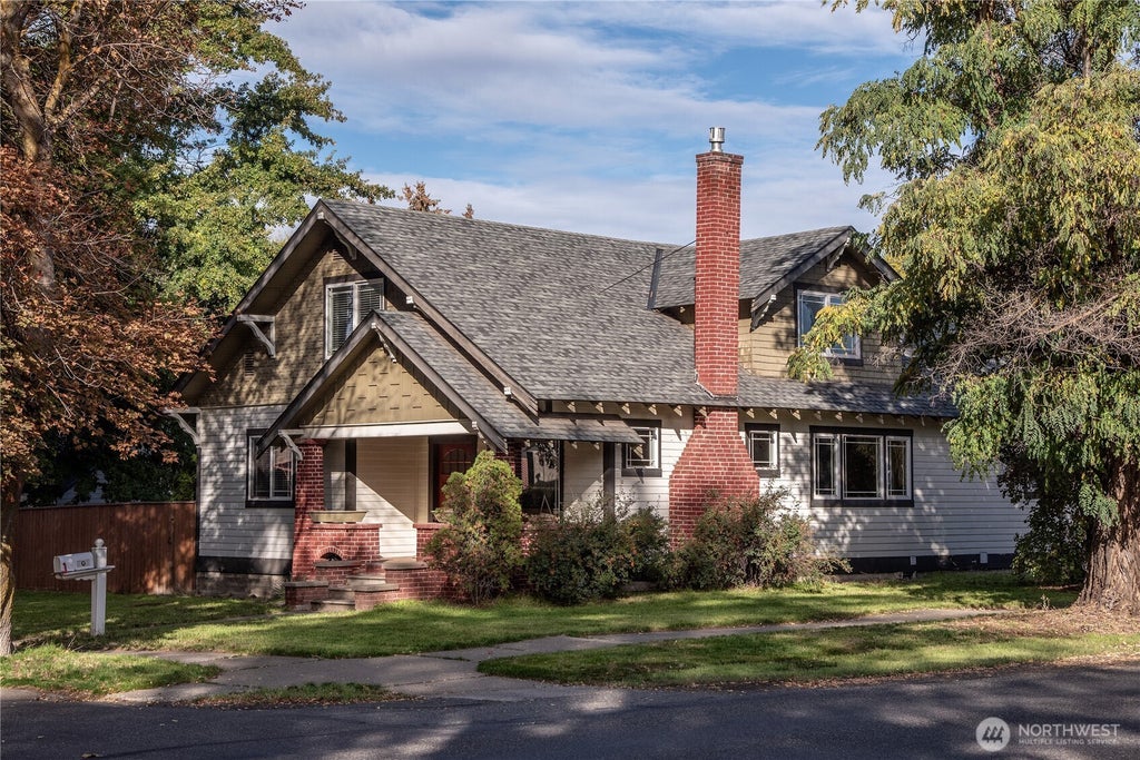 Photo of 201 W 10th Avenue, Ellensburg, WA 98926 (MLS # 2592468)
