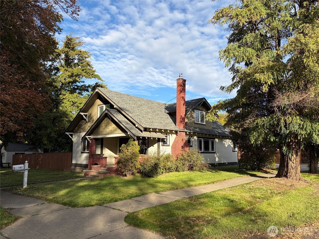Photo of 201 W 10th Avenue, Ellensburg, WA 98926 (MLS # 2592468)
