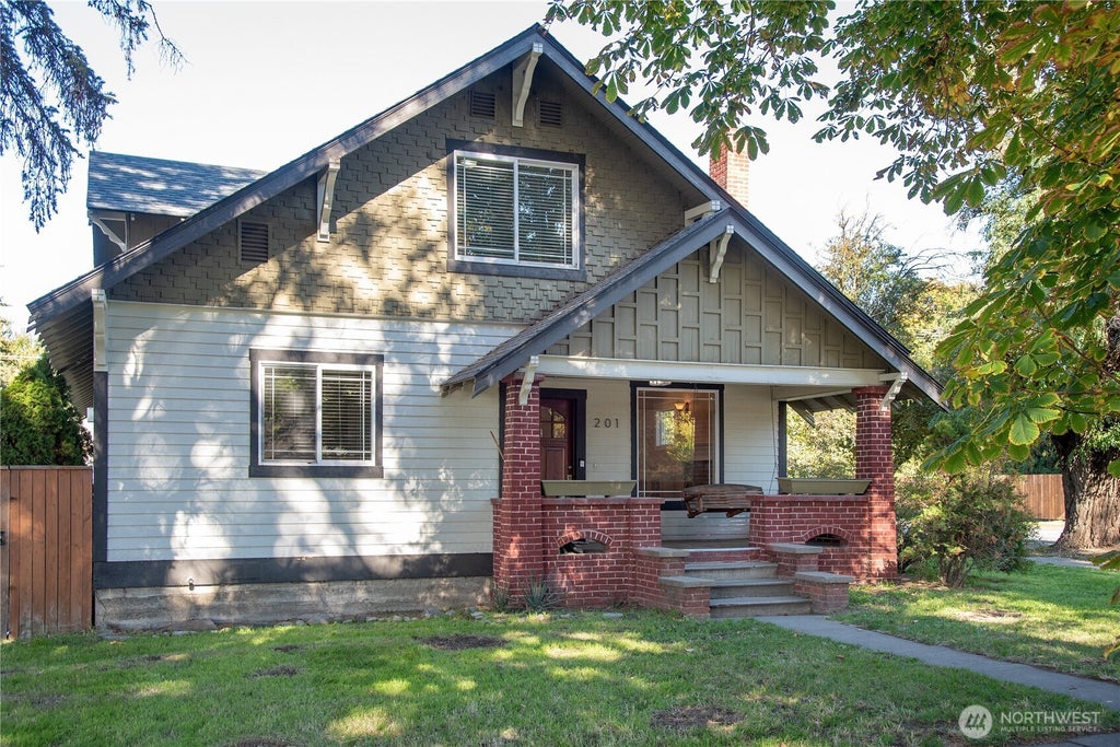 Photo of 201 W 10th Avenue, Ellensburg, WA 98926 (MLS # 2592468)