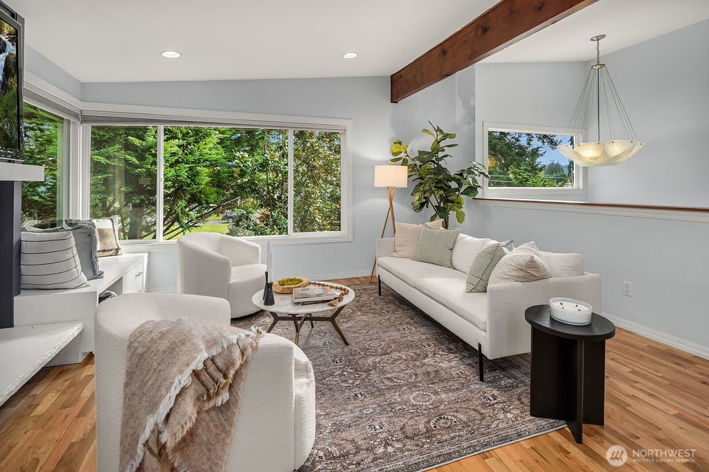 Photo of 909 110th Avenue SE, Bellevue, WA 98004 (MLS # 2520416)