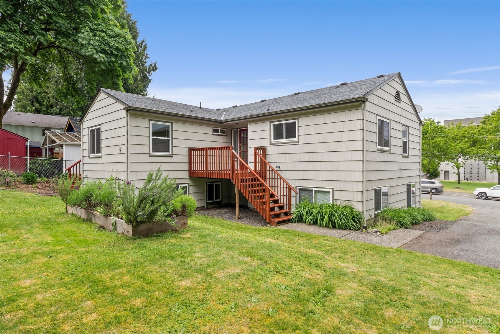 525 16th Avenue SE