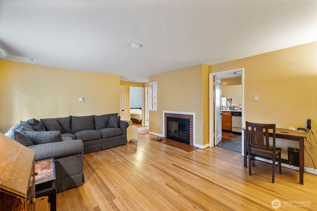 Photo of 15548 9th Avenue NE, Shoreline, WA 98155 (MLS # 2484958)