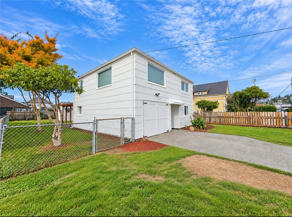 Photo of 720 7th Street, Hoquiam, WA 98550 (MLS # 2597732)