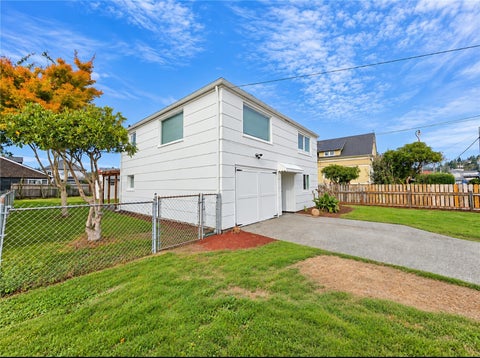 Photo of 720 7th Street, Hoquiam, WA 98550 (MLS # 2597732)