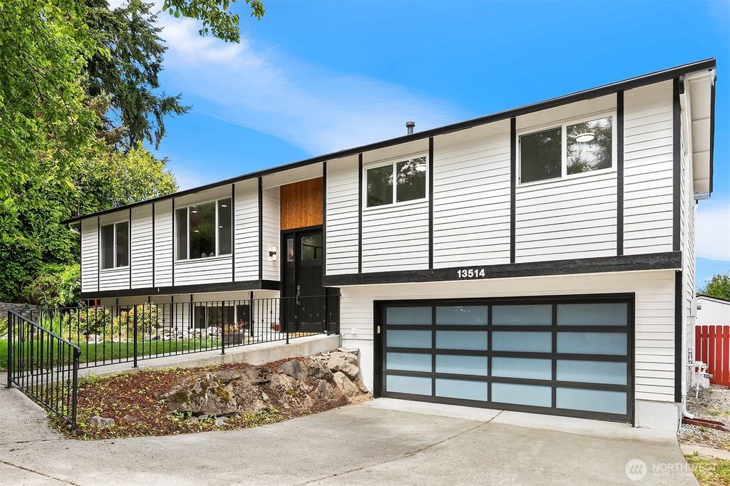 Photo of 13514 NE 70th Street, Redmond, WA 98052 (MLS # 2378271)