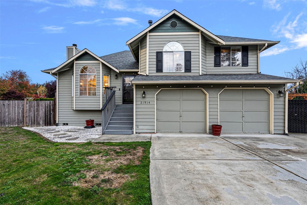 Photo of 21914 SE 239th St ST, Maple Valley, WA 98038 (MLS # 2597776)