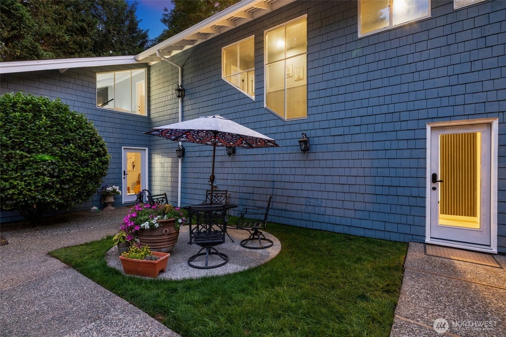 Photo of 3204 142nd Place NE, Bellevue, WA 98007 (MLS # 2546844)