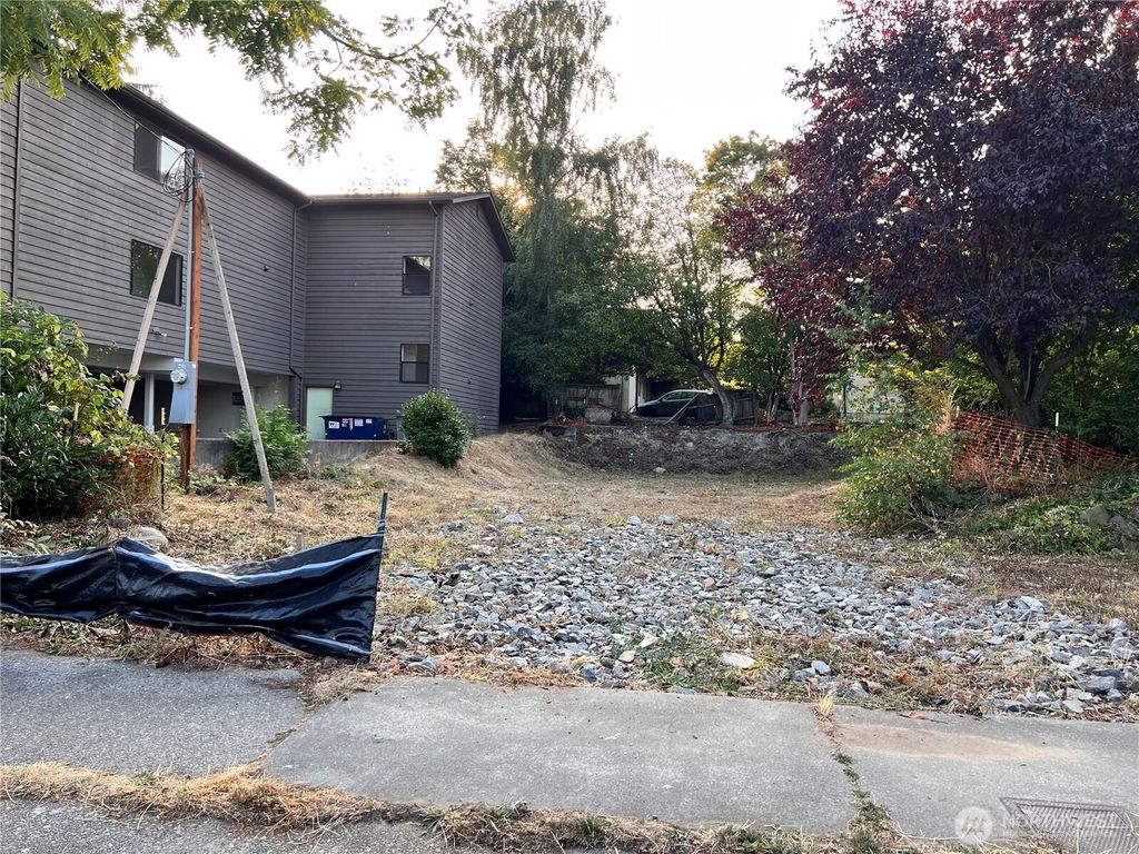 Photo of 9239 Interlake Avenue N, Seattle, WA 98103 (MLS # 2531231)