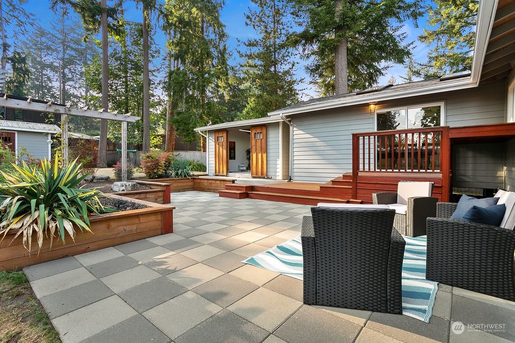 Photo of 14015 NE 72nd Place, Redmond, WA 98052 (MLS # 2036180)