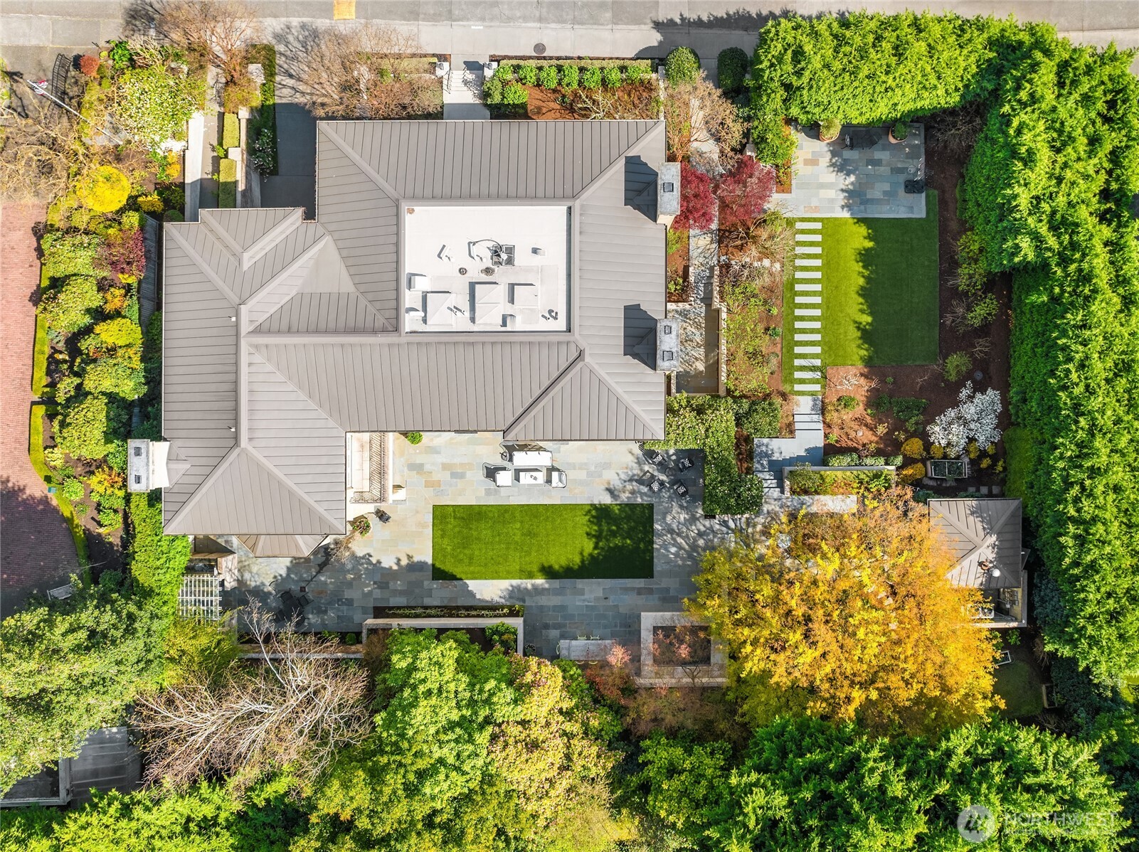 2001 Broadmoor Drive E