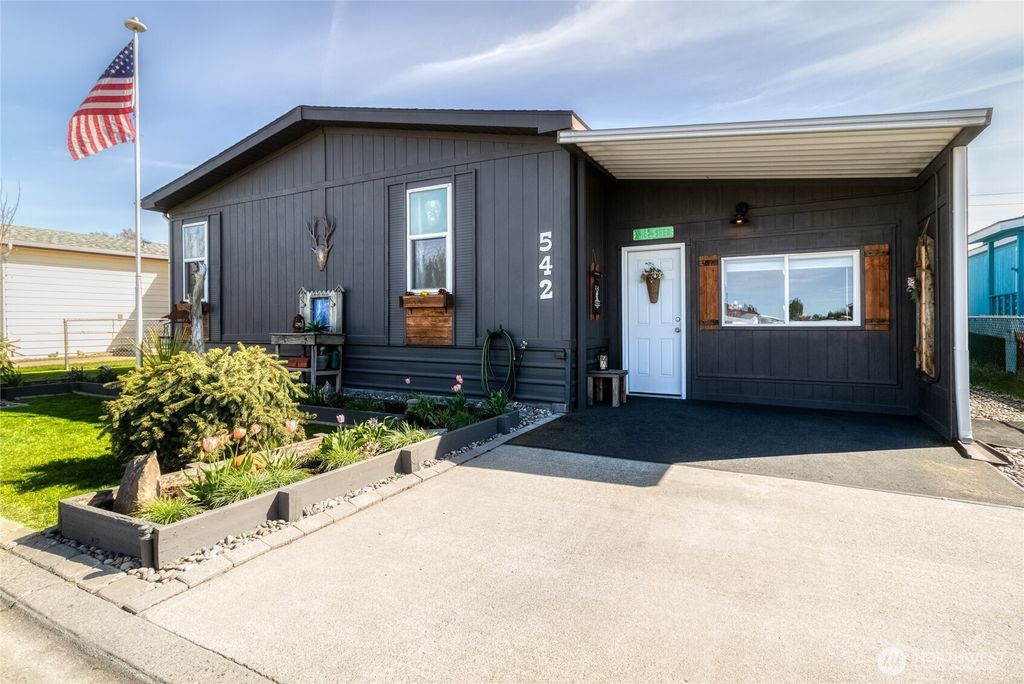 Photo of 542 NE Fleetwood Avenue, College Place, WA 99324 (MLS # 2503421)