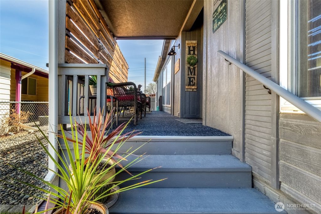 Photo of 542 NE Fleetwood Avenue, College Place, WA 99324 (MLS # 2503421)