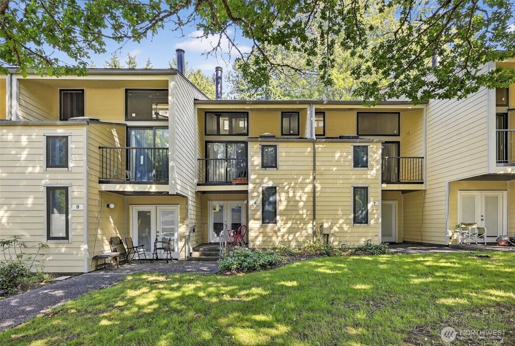 Photo of 6440 139th Avenue NE #8, Redmond, WA 98052 (MLS # 2427158)