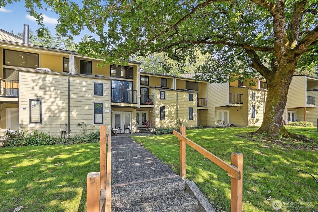 Photo of 6440 139th Avenue NE #8, Redmond, WA 98052 (MLS # 2427158)