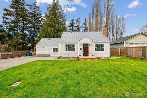 Photo of 950 SE 4th Avenue, Oak Harbor, WA 98277 (MLS # 2502373)