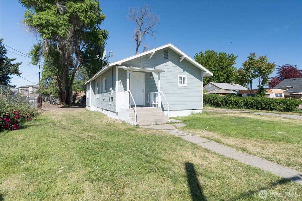 Photo of 10 S 10th Street, Yakima, WA 98901 (MLS # 2528199)