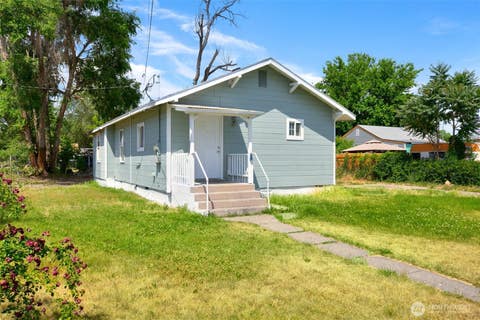 Photo of 10 S 10th Street, Yakima, WA 98901 (MLS # 2528199)