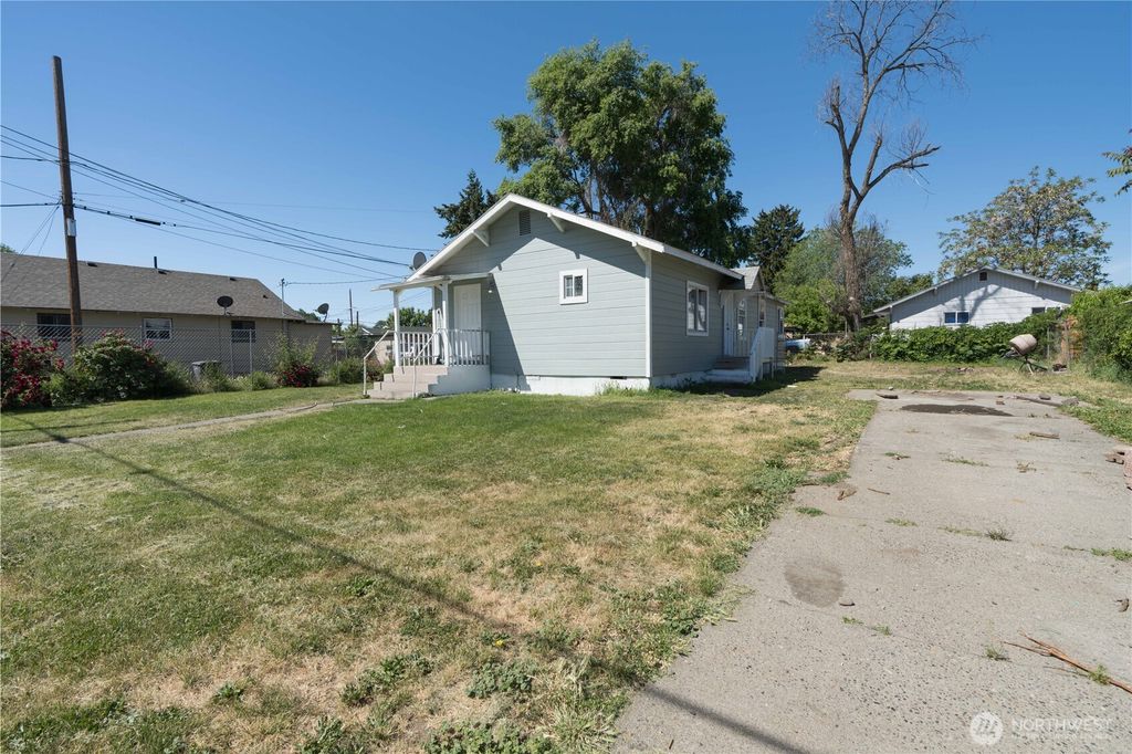 Photo of 10 S 10th Street, Yakima, WA 98901 (MLS # 2528199)