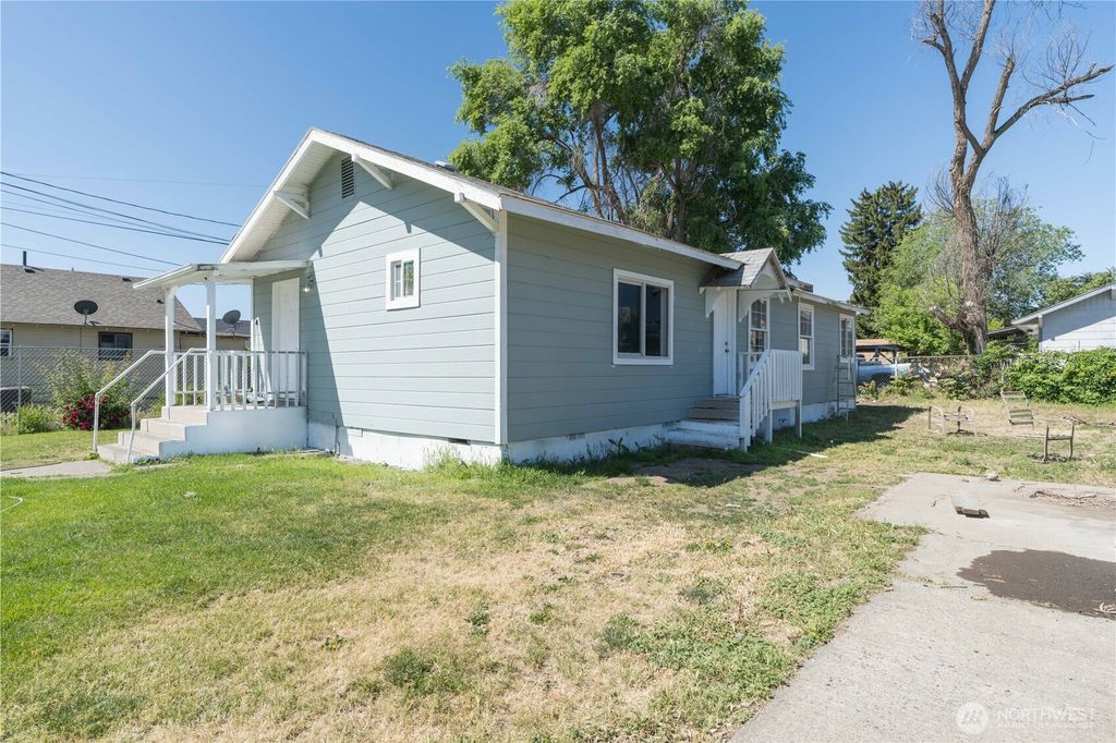 Photo of 10 S 10th Street, Yakima, WA 98901 (MLS # 2528199)