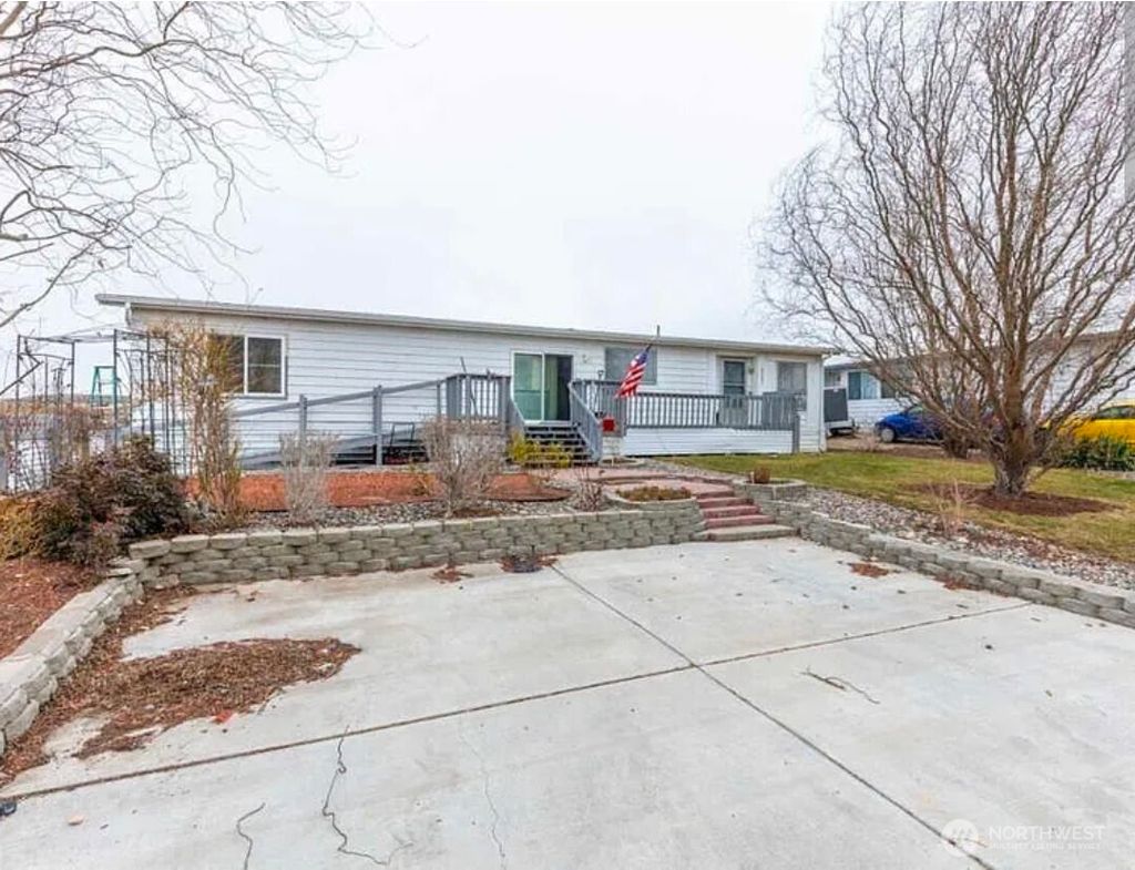 Photo of 6710 James Street, West Richland, WA 99353 (MLS # 2485971)