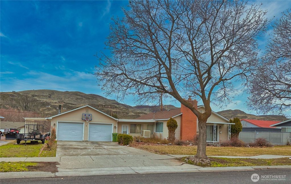 Photo of 804 Central Drive, Coulee Dam, WA 99116 (MLS # 2483132)