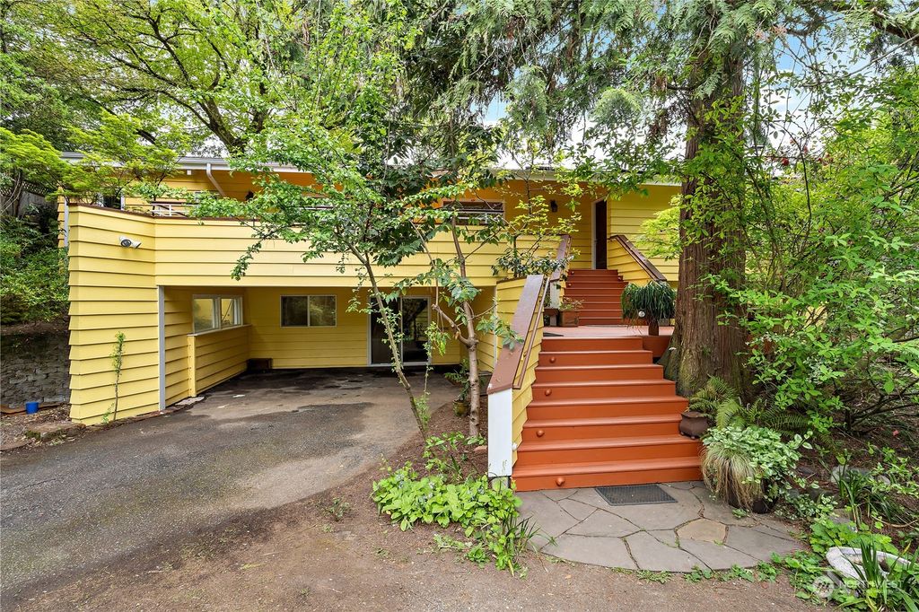 Photo of 9825 SE 40th Street, Mercer Island, WA 98040 (MLS # 2056156)