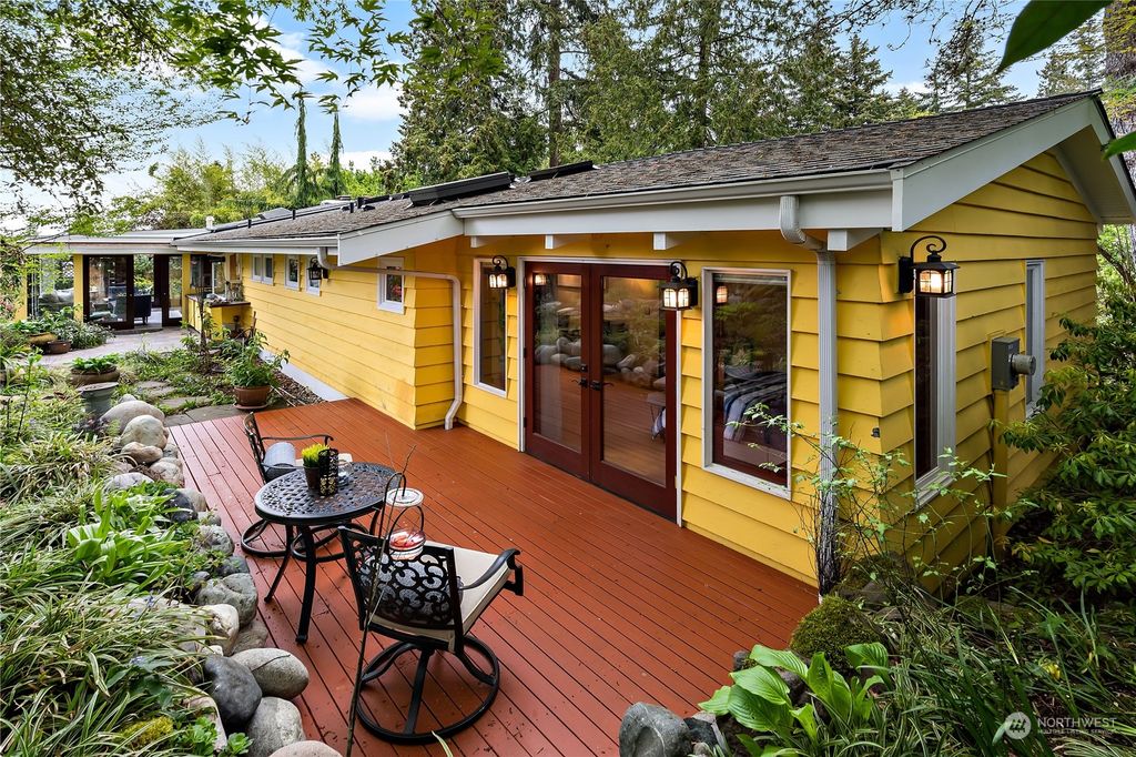 Photo of 9825 SE 40th Street, Mercer Island, WA 98040 (MLS # 2056156)