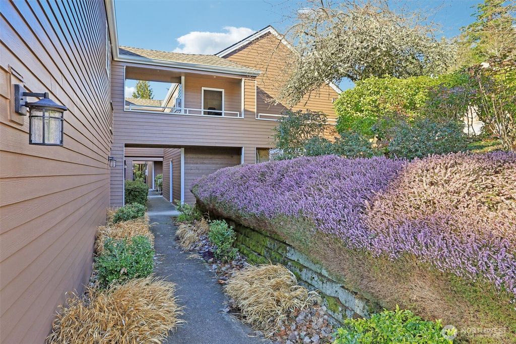 Photo of 22539 SE 42nd Terrace #1189, Issaquah, WA 98029 (MLS # 2469675)