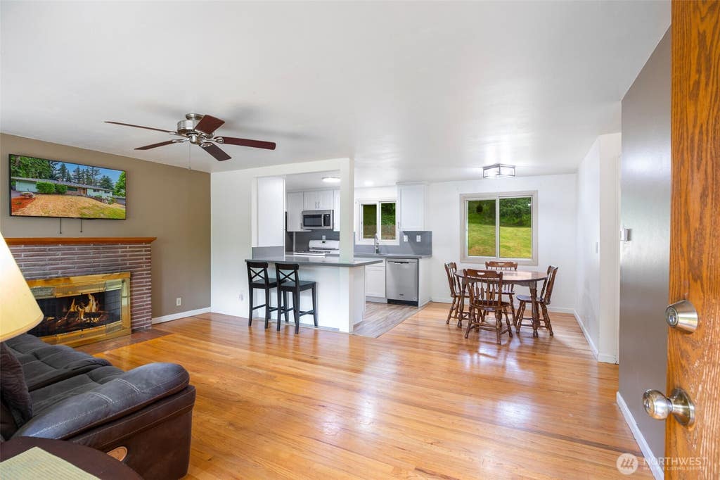 Photo of 1022 s 197th Street, Des Moines, WA 98148 (MLS # 2547759)
