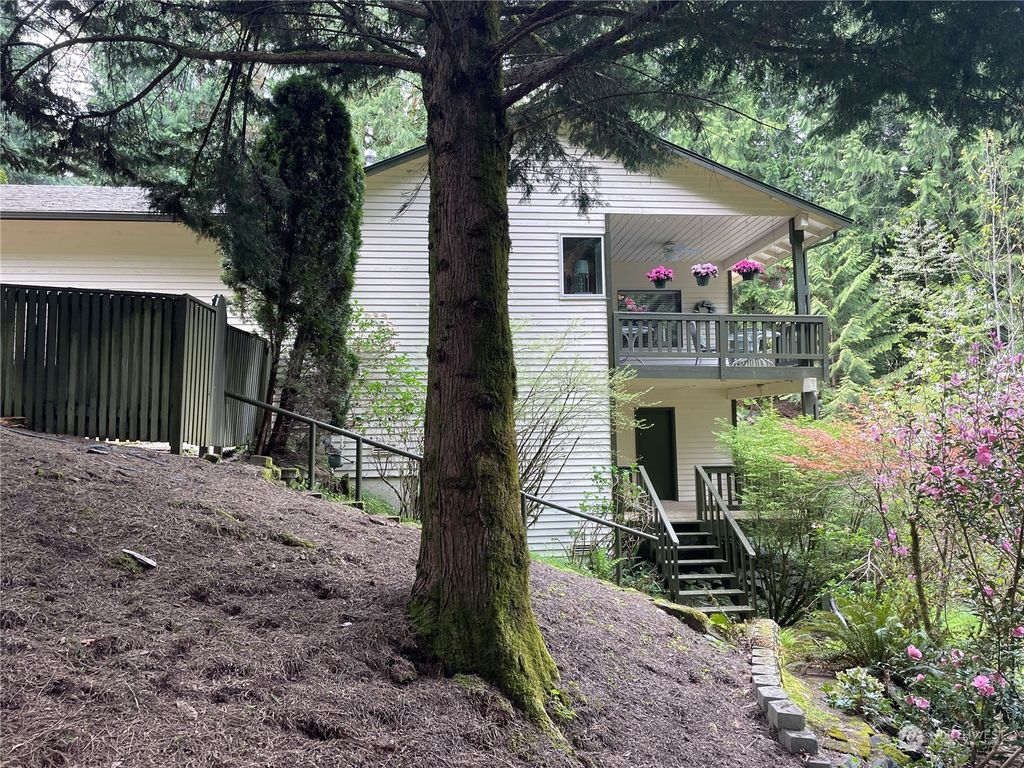 Photo of 105 206th Avenue NE, Sammamish, WA 98074 (MLS # 2062240)