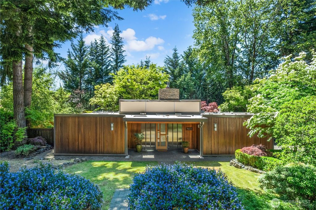 Photo of 7623 NE 123rd Street, Kirkland, WA 98034 (MLS # 2396886)