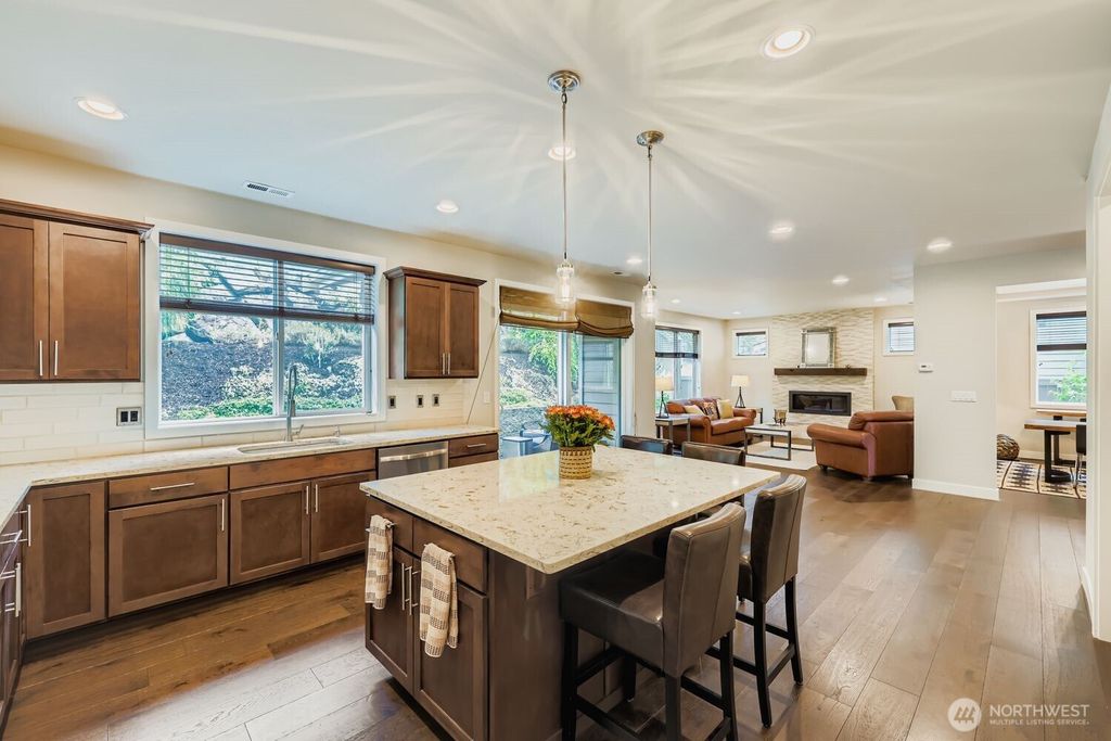 Photo of 13530 NE 128th Place Pl, Kirkland, WA 98034 (MLS # 2496364)