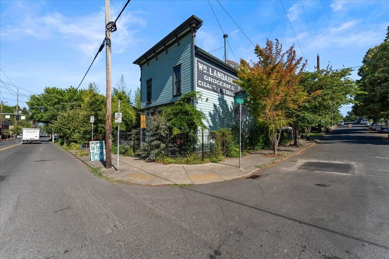 3039 SE Stark Street SE