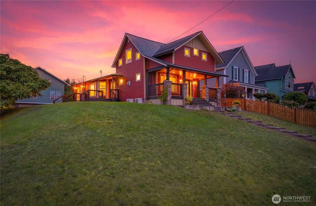 Photo of 529 AVENUE C, Snohomish, WA 98290 (MLS # 2587769)